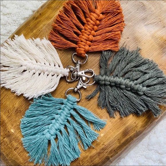 Feather macrame keychain - Picture 3 of 8